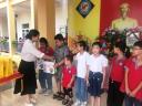 trao qua hs nghe c Le.jpg - 
