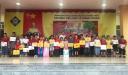 trao qua hs ngheo.jpg - 